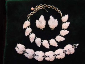 LISNER　ピンクの羽のネックレス・イヤリング・ブレスレットセット（S6129）