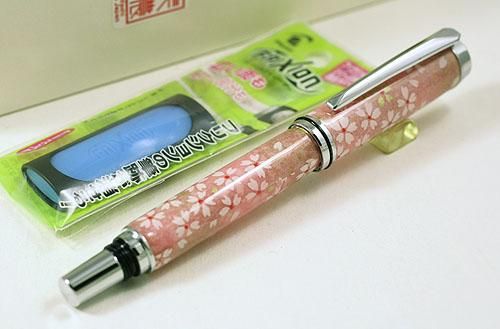 フリクションボール芯仕様 和紙 桜柄 キャップ式ボールペン 作家 松川哲也 Pmw1555 パーカー Parker 等 アンティーク万年筆 アンティーク文具 販売 商芸文具 フリクションボール芯仕様 和紙 桜柄 キャップ式ボールペン 作家 松川哲也 Pmw1555 パーカー Parker 等 アンティーク万年筆 アンティーク文具 販売 商芸文具