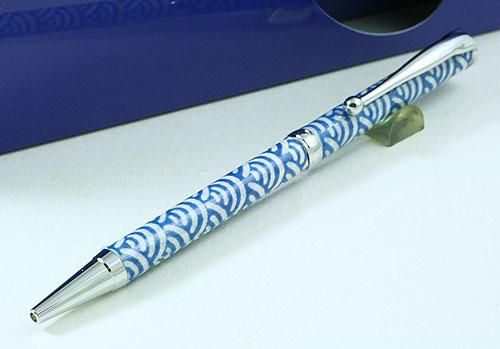 美濃和紙ボールペン 青海波 青色 Pmw1550 Blue 友禅模様 パーカー Parker 等 アンティーク万年筆 アンティーク文具 販売 商芸文具 美濃和紙ボールペン 青海波 青色 Pmw1550 Blue 友禅模様 パーカー Parker 等 アンティーク万年筆 アンティーク文具 販売 商芸文具