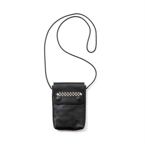 <img class='new_mark_img1' src='https://img.shop-pro.jp/img/new/icons15.gif' style='border:none;display:inline;margin:0px;padding:0px;width:auto;' />CALEEキャリー 「STUDS LEATHER SHOULDER POUCH」