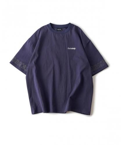 <img class='new_mark_img1' src='https://img.shop-pro.jp/img/new/icons15.gif' style='border:none;display:inline;margin:0px;padding:0px;width:auto;' />Subciety ֥ƥEmbroidery paisley teeNAVY