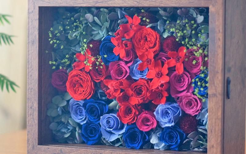 赤と青のフレームフラワー｜プリザーブドフラワー｜色褪せることのない