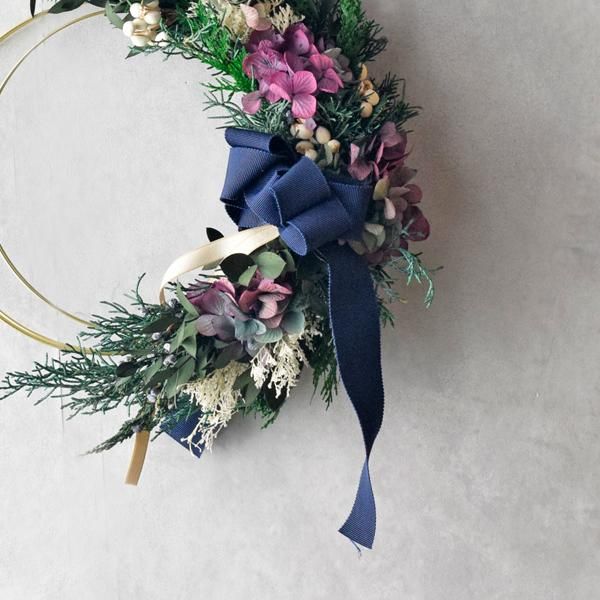 ネイビーのリボンが美しい三日月リース｜プリザーブドフラワー