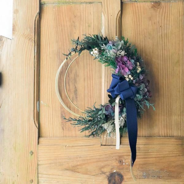 ネイビーのリボンが美しい三日月リース｜プリザーブドフラワー