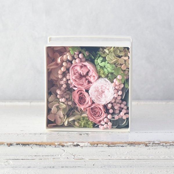 ピンク色のふた付きフラワーボックス｜プリザーブドフラワー｜色褪せ