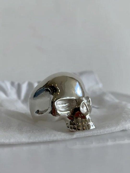 【TAKAHIROMIYASHITA TheSoloist.】 SKULL RING.(S) TAKAHIROMIYASHITATheSoloist. FW24 SKULL RING.(S) / SIL - NUBIAN