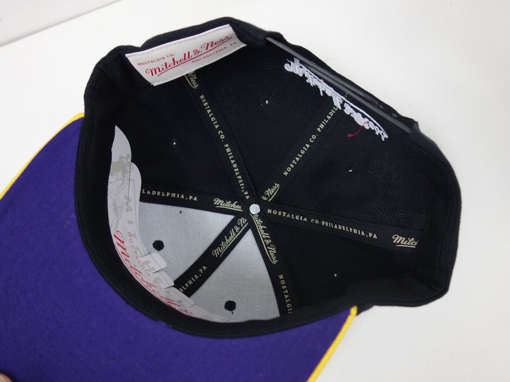 <img class='new_mark_img1' src='https://img.shop-pro.jp/img/new/icons20.gif' style='border:none;display:inline;margin:0px;padding:0px;width:auto;' />Mitchell & Ness Lakers Snapback キャップ