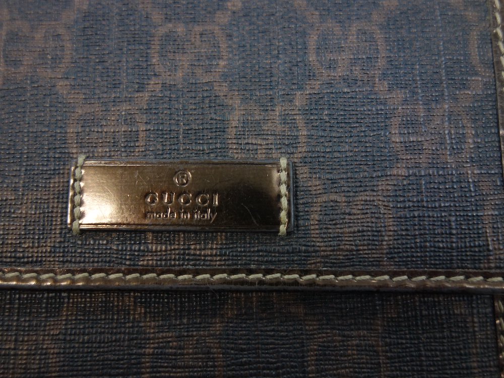 GUCCI  グッチ シグネイチャー柄　二つ折り財布 イタリア製 USED