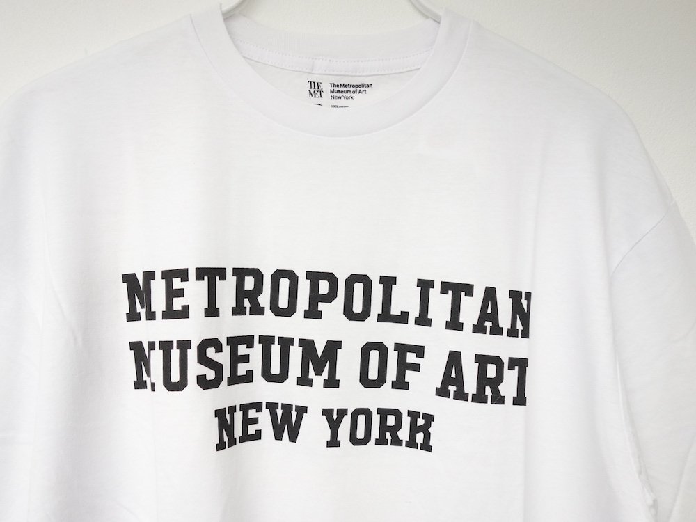 <img class='new_mark_img1' src='https://img.shop-pro.jp/img/new/icons15.gif' style='border:none;display:inline;margin:0px;padding:0px;width:auto;' />THE MET  LOGO L/S Tシャツ white