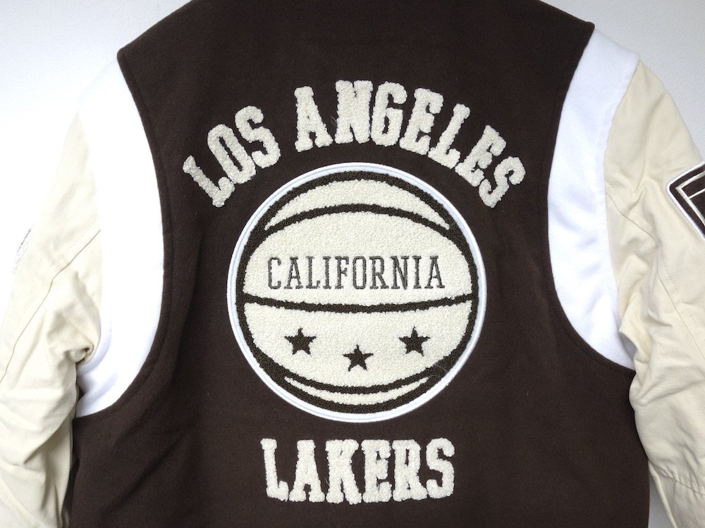 <img class='new_mark_img1' src='https://img.shop-pro.jp/img/new/icons20.gif' style='border:none;display:inline;margin:0px;padding:0px;width:auto;' />海外限定 オフィシャル  Los Angeles Lakers Varsity Jacket スタジャン