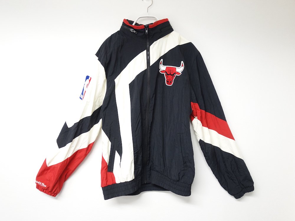 <img class='new_mark_img1' src='https://img.shop-pro.jp/img/new/icons15.gif' style='border:none;display:inline;margin:0px;padding:0px;width:auto;' />Mitchell & Ness Chicago Bullsブルゾン USED