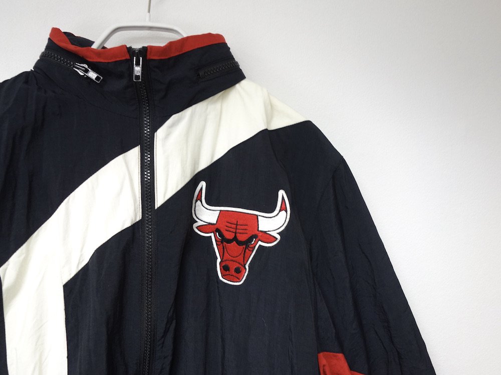 <img class='new_mark_img1' src='https://img.shop-pro.jp/img/new/icons15.gif' style='border:none;display:inline;margin:0px;padding:0px;width:auto;' />Mitchell & Ness Chicago Bullsブルゾン USED