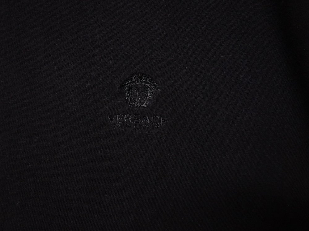 <img class='new_mark_img1' src='https://img.shop-pro.jp/img/new/icons15.gif' style='border:none;display:inline;margin:0px;padding:0px;width:auto;' />VERSACE SPORT ロゴ L/S Tシャツ　イタリア製 USED