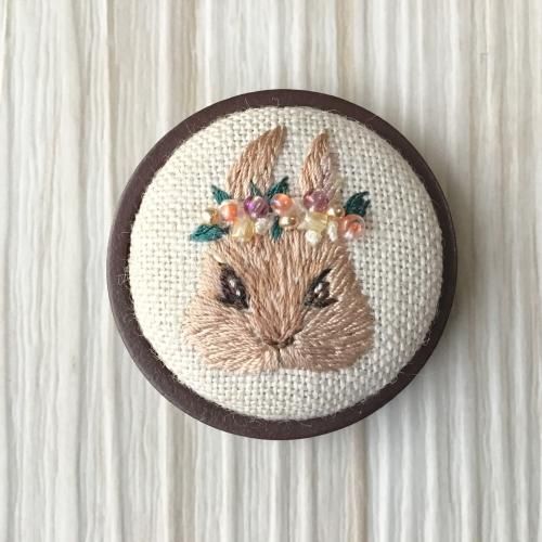 刺繍チャーム 花冠うさぎ ブラウン 手芸用品 パターンの通販 Cherin Cherin 刺繍チャーム 花冠うさぎ ブラウン 手芸用品 パターンの通販 Cherin Cherin