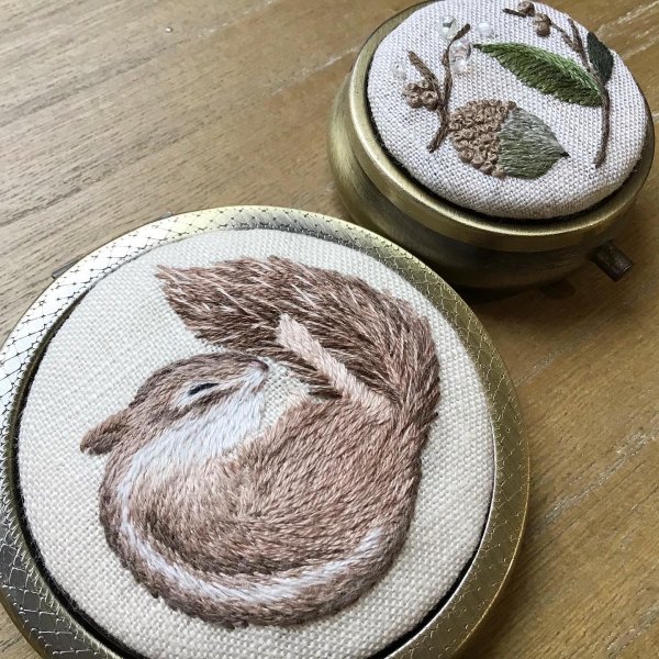 眠るリスコンパクトミラー　刺繍キット（書籍　草花と動物たちの刺繍ガーデンより） - [手芸用品・パターンの通販]cherin - cherin