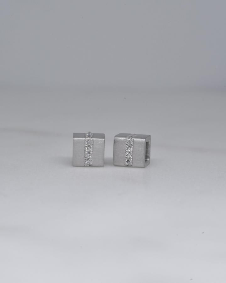 Pt Cube Pierce Diamond<img class='new_mark_img2' src='https://img.shop-pro.jp/img/new/icons1.gif' style='border:none;display:inline;margin:0px;padding:0px;width:auto;' />