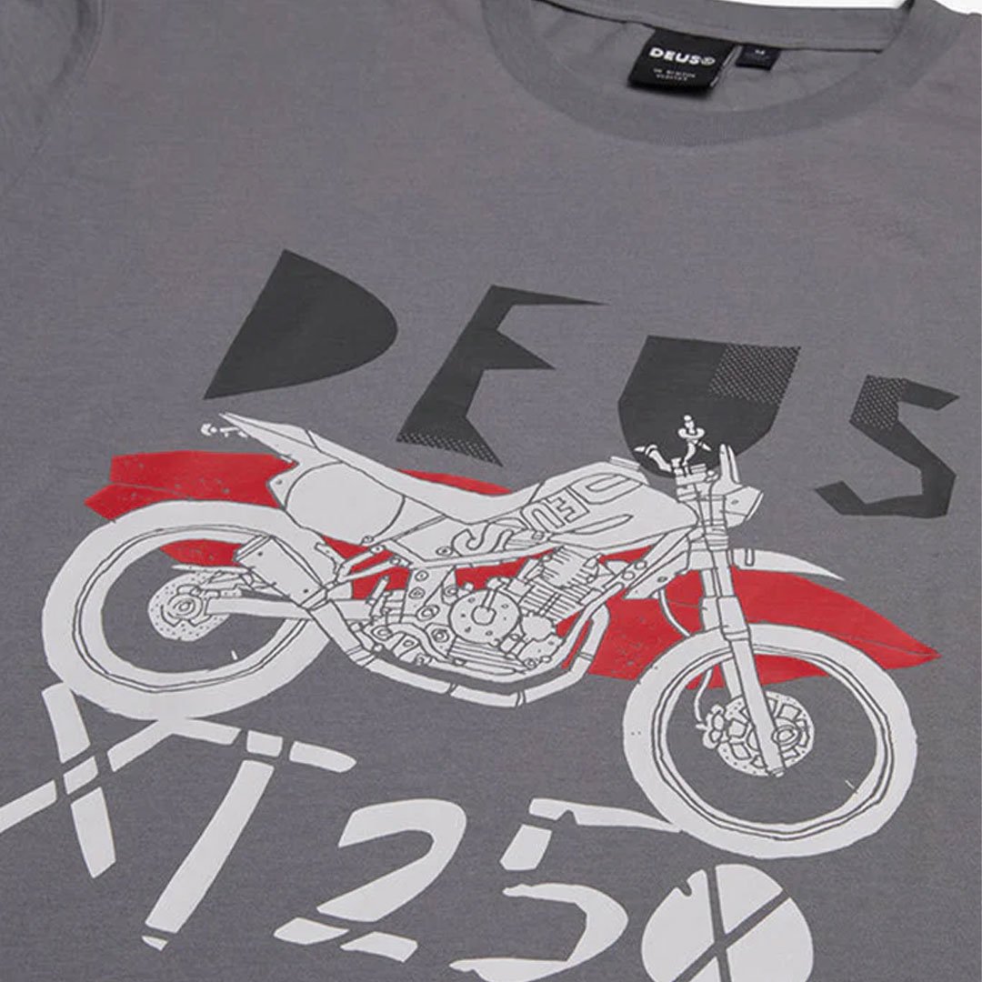 DEUS EX MACHINA デウス スケボー Tシャツ USA正規品 XT250 TEE