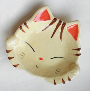 両手招き猫の銘々皿【茶トラ猫】大サイズ - 猫雑貨・猫グッズ専門通販