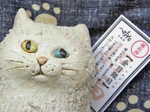 信楽焼きの猫【お座りオッドアイ白猫】 - 猫雑貨・猫グッズ専門通販 猫