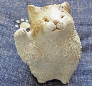 信楽焼きの猫【招く猫】キジ白猫 - 猫雑貨・猫グッズ 猫的生活百貨店けいと屋ニコル