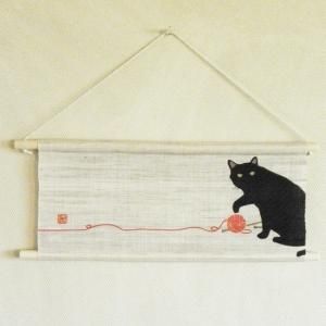 ミニ天竺タペストリー 黒猫と赤い毛糸 猫雑貨 猫グッズ専門通販 猫的生活百貨店 けいと屋ニコル ミニ天竺タペストリー 黒猫と赤い毛糸 猫雑貨 猫グッズ専門通販 猫的生活百貨店 けいと屋ニコル