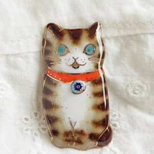 七宝焼ブローチ【おすわり茶しましま猫】 - 猫雑貨・猫グッズ 猫的生活