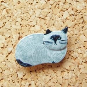 松尾ミユキ Pins お座りするシャム猫 猫雑貨 猫グッズ専門通販 猫的生活百貨店 けいと屋ニコル