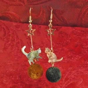 猫ともふもふボールのピアス グリーン モカブラウン 猫雑貨 猫グッズ専門通販 猫的生活百貨店 けいと屋ニコル 猫ともふもふボールのピアス グリーン モカブラウン 猫雑貨 猫グッズ専門通販 猫的生活百貨店 けいと屋ニコル