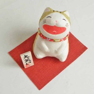 新品【ちりめん和布 大笑い猫 横寝 ブチ】猫置物 笑顔猫 お正月飾り