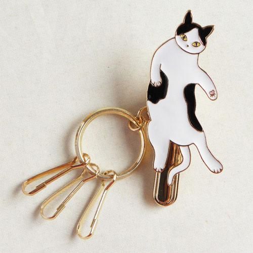 ごろん猫のキーフック ハチワレ猫 猫雑貨 猫グッズ専門通販 猫的生活百貨店 けいと屋ニコル ごろん猫のキーフック ハチワレ猫 猫雑貨 猫グッズ専門通販 猫的生活百貨店 けいと屋ニコル