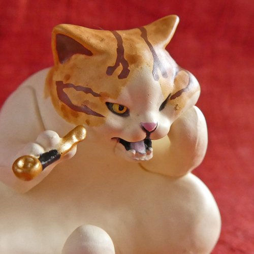 白亜器の猫フィギュアマスコット【猫香炉/茶ハチワレ】 - ねこ雑貨・猫