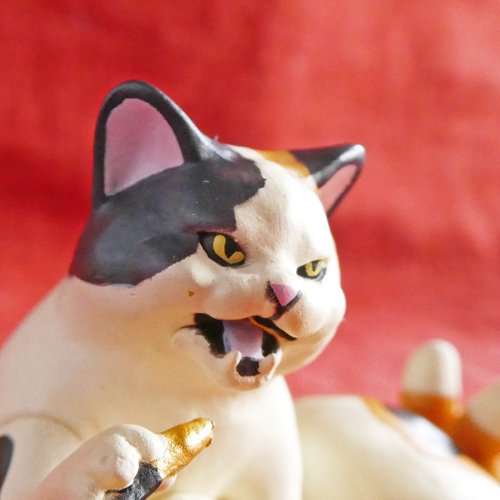 白亜器の猫フィギュアマスコット【猫又香炉/三毛】 - ねこ雑貨・猫