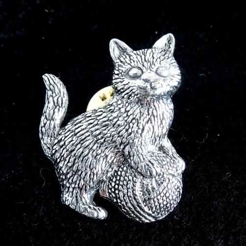 英国製ピンブローチ【こねこと毛糸玉】 - 猫雑貨・猫グッズ 猫的