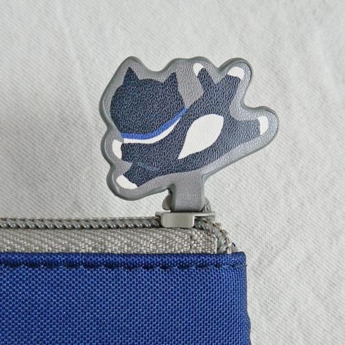 にゃんシーン フラットカードポーチ【白黒はちわれ猫×インディゴ
