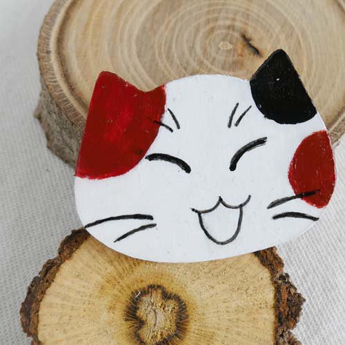 ハンドメイドの木製ブローチ【三毛猫】 - 猫雑貨・猫グッズ 猫的生活百貨店けいと屋ニコル