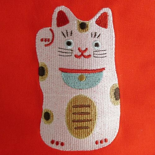 ミニ刺繍のれん【招き猫】背景赤 - 猫雑貨・猫グッズ 猫的生活