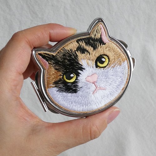 きれいな猫刺繍が自慢のコンパクトミラー☆