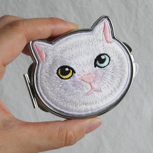 きれいな猫刺繍が自慢のコンパクトミラー☆