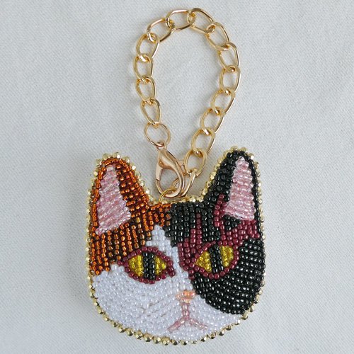 ハンドメイド ビーズ刺繍バッグチャーム 【三毛猫】 - 猫雑貨・猫グッズ 猫的生活百貨店けいと屋ニコル