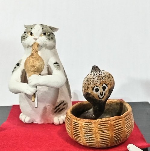 干支猫【蛇使い猫とインドコブラ】〜正木 卓〜 - 猫雑貨・猫グッズ 猫的生活百貨店けいと屋ニコル