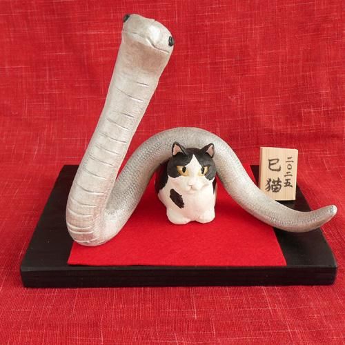 2025年・巳猫【ん? とうずくまる猫】～正木卓～ ハチワレ猫×巳(銀色