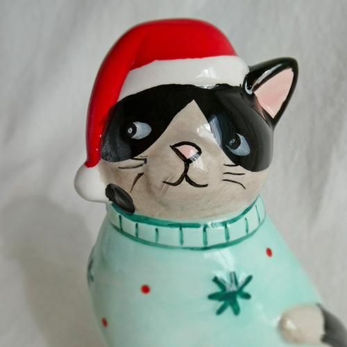 陶製クリスマスオブジェ【セーターを着たタキシードキャット】 - 猫