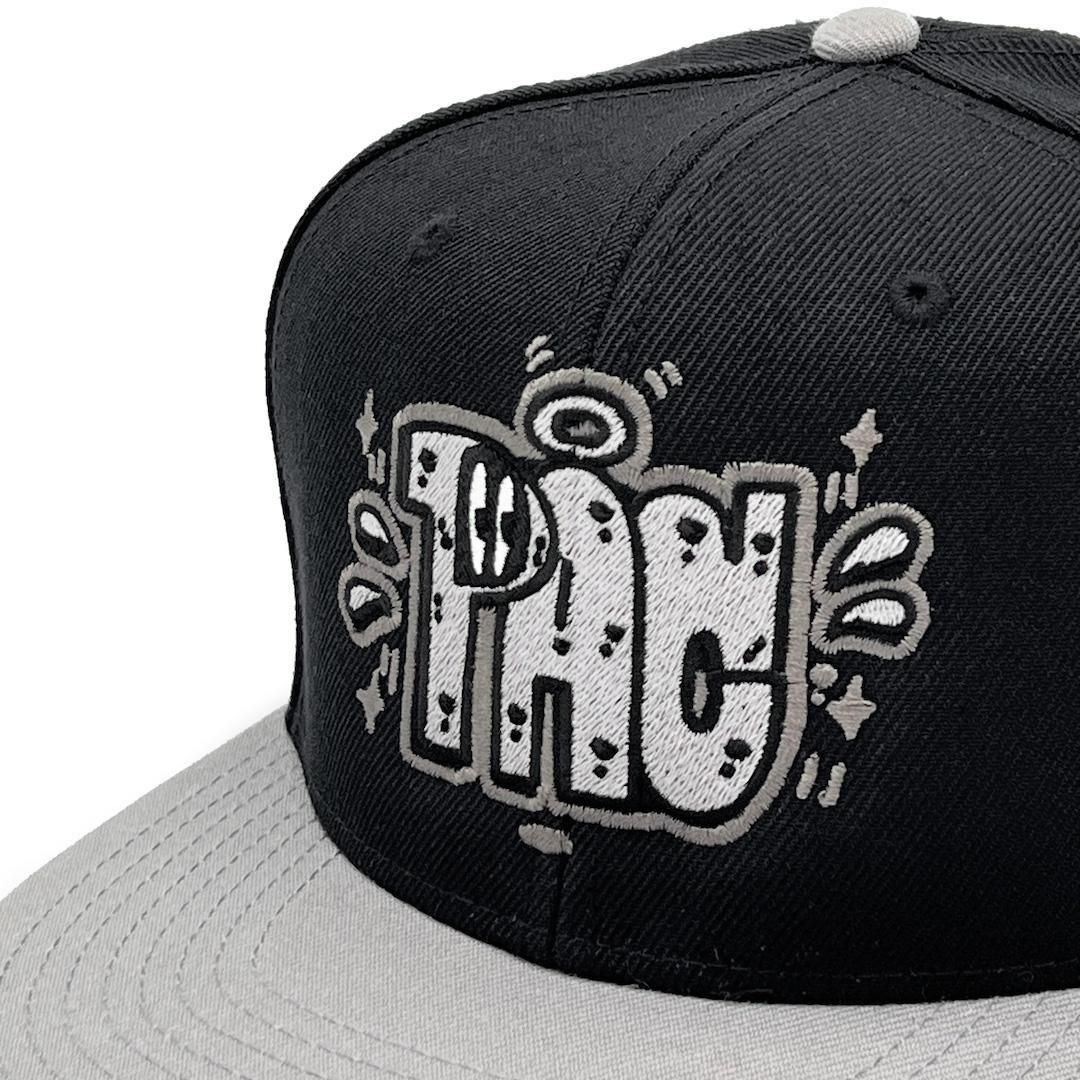 HITCOLOR 'What's up' SNAPBACK CAP [BLACK × GREY] - ZAKAI Store