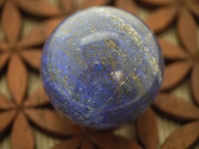 ラピスラズリ丸玉（62ミリ玉、400g、台座付き） - リトルエンジェル71