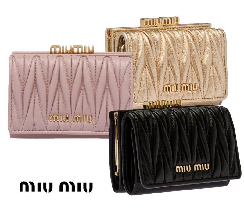 MIUMIU 折り革製財布　イタリアで購入