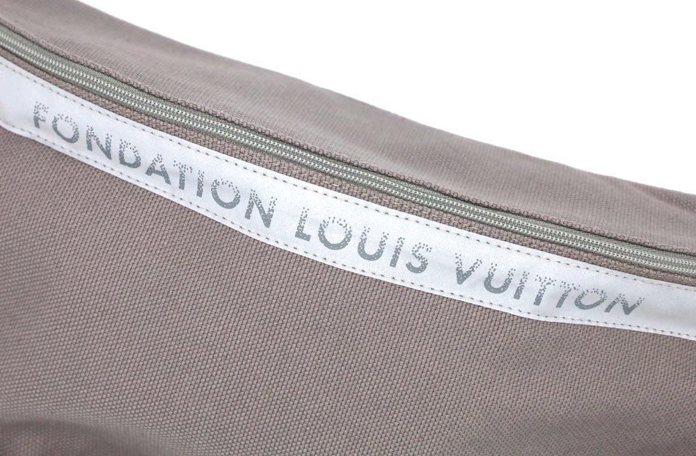LOUIS VUITTON 財団美術館 ロゴ バムバッグ 新モデル LOUIS VUITTON 美術館 ボディバッグ ルイヴィトン