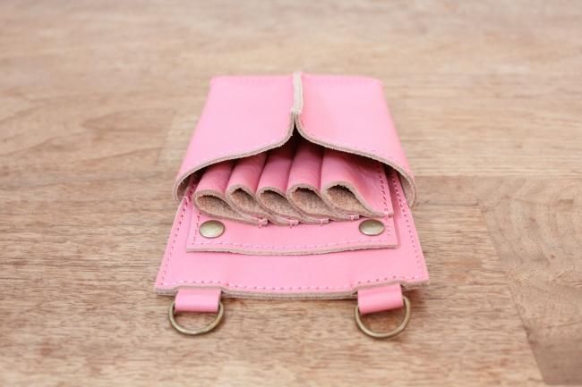 手染めマゼンダピンクの蓋付きコンパクトシザーケース 手染めマゼンダピンクの蓋付きコンパクトシザーケース シザー