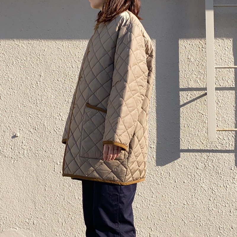 Barbour (バブアー)『QUILTED NO COLLAR COAT OS NYLON』(BEIGE