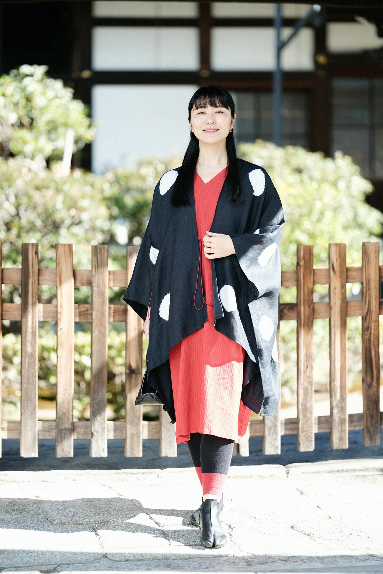 彩三寸（いろさんずん）／濡羽色（ぬればいろ）×臙脂色（えんじ