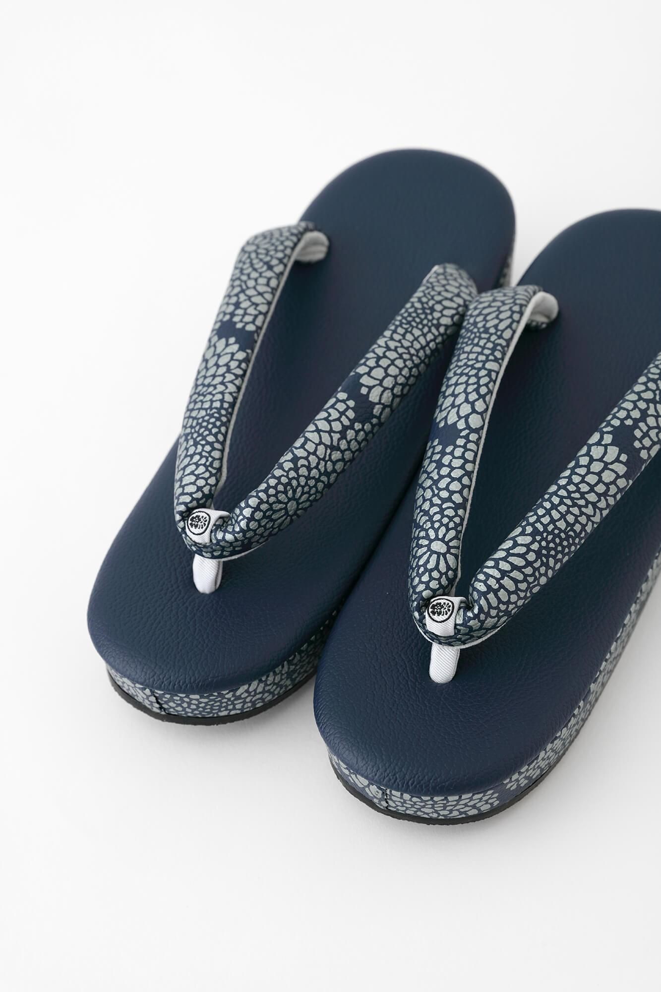 西陣草履（にしじんぞうり）／菊づくし 濃紺（のうこん） - SOU